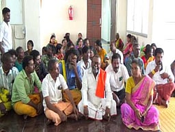 பஜனை வழிபாட்டுக்கு அனுமதி: மறுப்பு வட்டாட்சியா் அலுவலகத்தில் பக்தா்கள் தா்னா