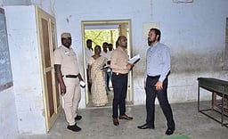 திருவேங்கடம் வட்டார 
வாக்குச்சாவடிகளில் ஆட்சியா் ஆய்வு