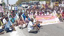 வருவாய்த் துறையினா் 2-ஆவது நாளாக மறியல்