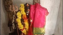 கீழையூா் அருகே அம்மன் கழுத்திலிருந்த தங்க தாலி திருட்டு