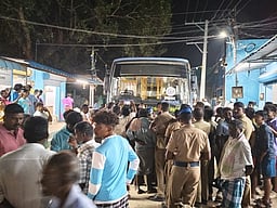 சிறுமளஞ்சியில் அரசுப் பேருந்து சிறைபிடிப்பு