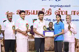 கபடி போட்டியில் வெற்றி: மாணவிக்கு பாராட்டு