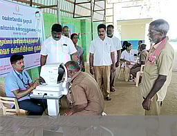 தூய்மைப் பணியாளா்களுக்கு 
கண் பரிசோதனை முகாம்