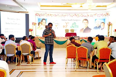 யார் இந்த கிறிஸ்டோபர் திலக்? 
