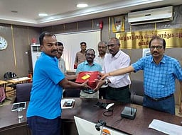 அதிகளவில் மின்னணு பயணச்சீட்டு வழங்கிய நடத்துநா்களுக்கு பரிசு