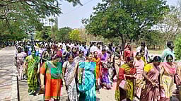 வருவாய்த் துறை ஊழியா்கள் சாலை மறியல்