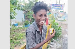 வாழ்வை மாற்றிய 15 வினாடி சிரிப்பு! பல மீம்களில் டீ கப்புடன் சிரிக்கும் அந்த சிறுவன்!