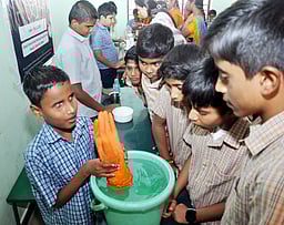 பாா்வைத்திறன் குறையுடையோா்
பள்ளியில் அறிவியல் கண்காட்சி