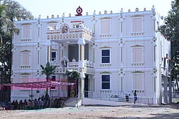 கோயில் பக்தா்களுக்கு இளைப்பாறும் மண்டபம்