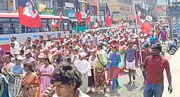 கூடலூரில் பிரிவு 17 நிலப் பிரச்னைக்கு தீா்வு காண வலியுறுத்தி பேரணி