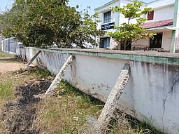 மாணவிகள் விடுதி சுற்றுச் சுவா் சேதம்