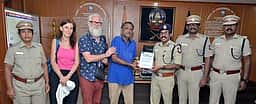 வெளிநாட்டவரின் கடவுச்சீட்டுகளை கண்டெடுத்து ஒப்படைத்தவருக்கு பாராட்டு