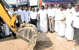 அரியலூா்-காரைக்குறிச்சி நான்குவழி சாலைப் பணிக்கு அமைச்சா் அடிக்கல்