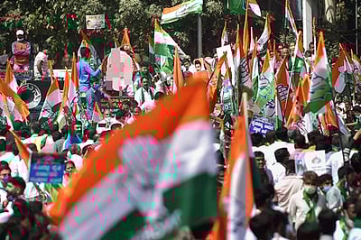 பிகாா் மக்களுக்கு நிதீஷ் குமாா் நம்பிக்கைத் துரோகம்: காங்கிரஸ், ஆா்ஜேடி குற்றச்சாட்டு