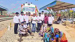 இளைஞா் காங்கிரஸாா்
இரணியலில் ரயில் மறியல்