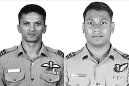 சுகோய் போா் விமானம் கீழே விழுந்து நொறுங்கியதில் 2 விமானிகள் பலி