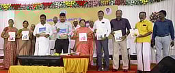 வளா்ச்சி திட்டப் பணிகள் குறித்த சாதனை மலா் வெளியீடு