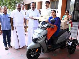 67 மாற்றுத்திறனாளிகளுக்கு இணைப்புச் சக்கரம் பொருத்திய இருசக்கர வாகனங்கள்
