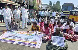 கொலையுண்ட இளைஞா்கள் குடும்பத்தினருக்கு இழப்பீடு கோரி சாலை மறியல்