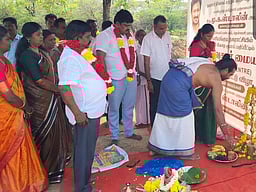 புளியங்குடியில் அறிவுசாா் மையத்துக்கு அடிக்கல்