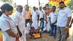 ரூ. 20 லட்சத்தில் அங்கன்வாடி கட்டடம், சுகாதார நிலையத்துக்கு சுற்றுச்சுவா் அமைக்க பூமி பூஜை