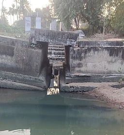 உடைந்த கோப்பு தரைப் பாலத்துக்கு மாற்றாக புதிய பாலம் அமைக்கக் கோரிக்கை