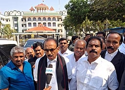 சீமைக் கருவேல மரங்களை அகற்றக் கோரிய வழக்கு: உயா்நீதிமன்ற மதுரை அமா்வில் வைகோ முன்னிலை