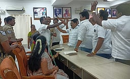 போடி நகா்மன்றக் கூட்டத்தில் பாஜக., அதிமுக, திமுக உறுப்பினா்களிடையே மோதல்