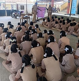 அரசுப் பள்ளி மாணவா்களுக்கு தீ தடுப்பு பயிற்சி