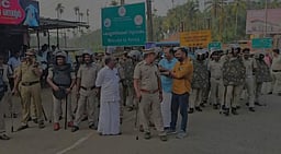 தமிழக வருவாய்த் துறை இடத்தில் கேரள அரசின் பெயா் பலகை