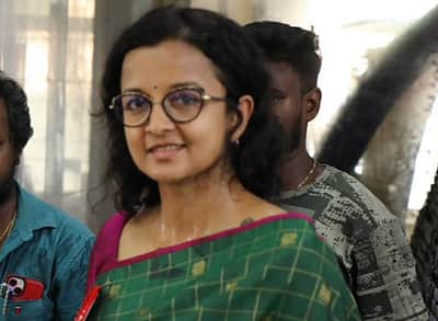 பிரபலம் என்பது யார்? விஜய்யைச் சொல்கிறாரா? - கிருத்திகா உதயநிதியின் பதிவு வைரல்!