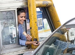 தேசிய நெடுஞ்சாலை சுங்கச் சாவடிகளில் 5,100 பெண் ஊழியா்கள் நியமனம்