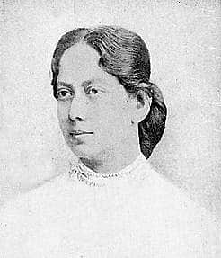 முதல் நாவல் ஆசிரியை...