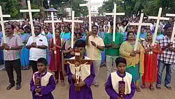 வேளாங்கண்ணி பேராலயத்தில் சிலுவைப் பாதை ஊா்வலம்