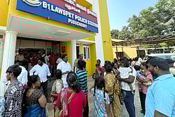 காவல் நிலையத்தை முற்றுகையிட்டு புதுச்சேரியில் நரிக்குறவா்கள் போராட்டம்