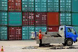 சிறப்புப் பொருளாதார மண்டல கொள்கையில் பெரும் சீா்திருத்தங்களுக்குப் பரிந்துரை  17 போ் கொண்ட குழு அமைப்பு