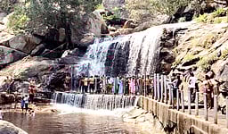 பஞ்சலிங்கம் அருவியில் குளித்து மகிழ்ந்த சுற்றுலாப் பயணிகள்