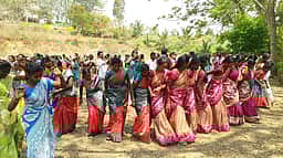 பீனாட்சி வாத்திய இசைக்கேற்ப நடனமாடிய பழங்குடியின பெண்கள்