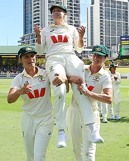 மகளிா் டெஸ்ட்: ஆஸ்திரேலியா அபார வெற்றி! 10 விக்கெட் வித்தியாசத்தில் இந்தியாவை வீழ்த்தியது