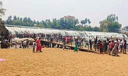 கோபி அருகே கொடிவேரி தடுப்பணையில் குவிந்த சுற்றுலாப் பயணிகள்