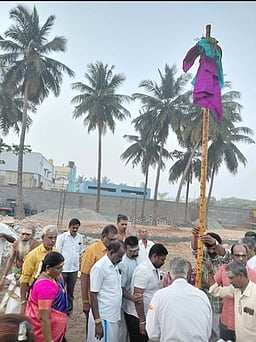பொன்னேரி அகத்தீஸ்வரா் கோயிலில் குடமுழுக்கு நடத்த பந்தக்கால்!