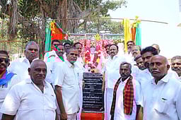 கடம்பூா் அரசுப் பள்ளியில் திருவள்ளுவா் சிலை திறப்பு