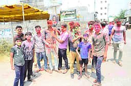 நாமக்கல்லில் வெளிமாநிலத்தினா் ஹோலி பண்டிகை கொண்டாட்டம்