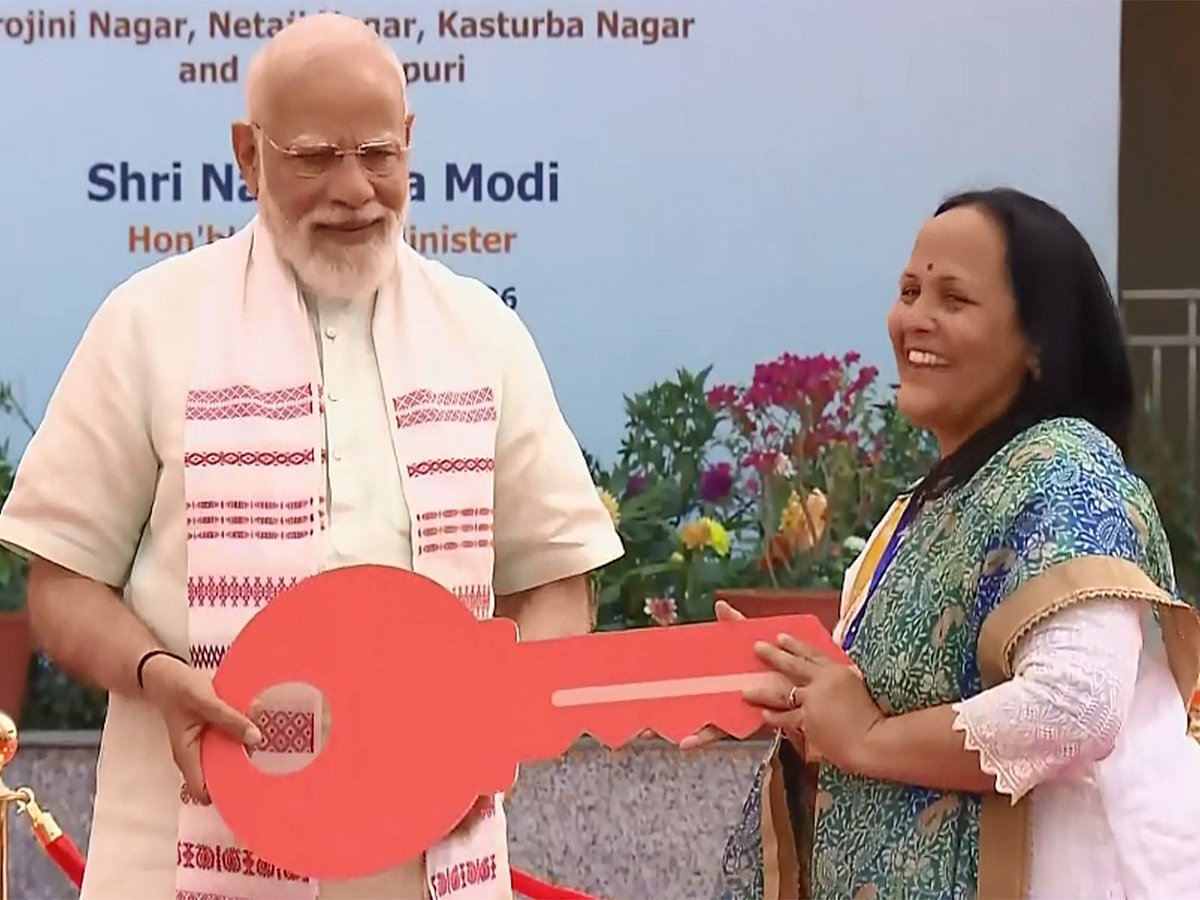 சரோஜனி நகரில் பொதுக் குடியிருப்புத் திட்டத்தில், பெண் பயனாளிகளுக்கு வீட்டு சாவிகளை வழங்கிய பிரதமர் மோடி.