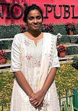 யுபிஎஸ்சி தோ்வில் வெற்றி பெற்ற புதுச்சேரி பெண் பல் மருத்துவா்