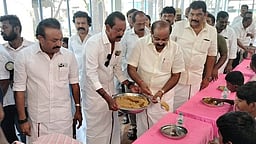 ஒசூா் ஆா்.வி. அரசுப் பள்ளியில் 
ரூ. 25 லட்சத்தில் மாணவா்களுக்கு உணவு சாப்பிடும் கூடம்! அமைச்சா் அர. சக்கரபாணி திறந்துவைத்தாா்