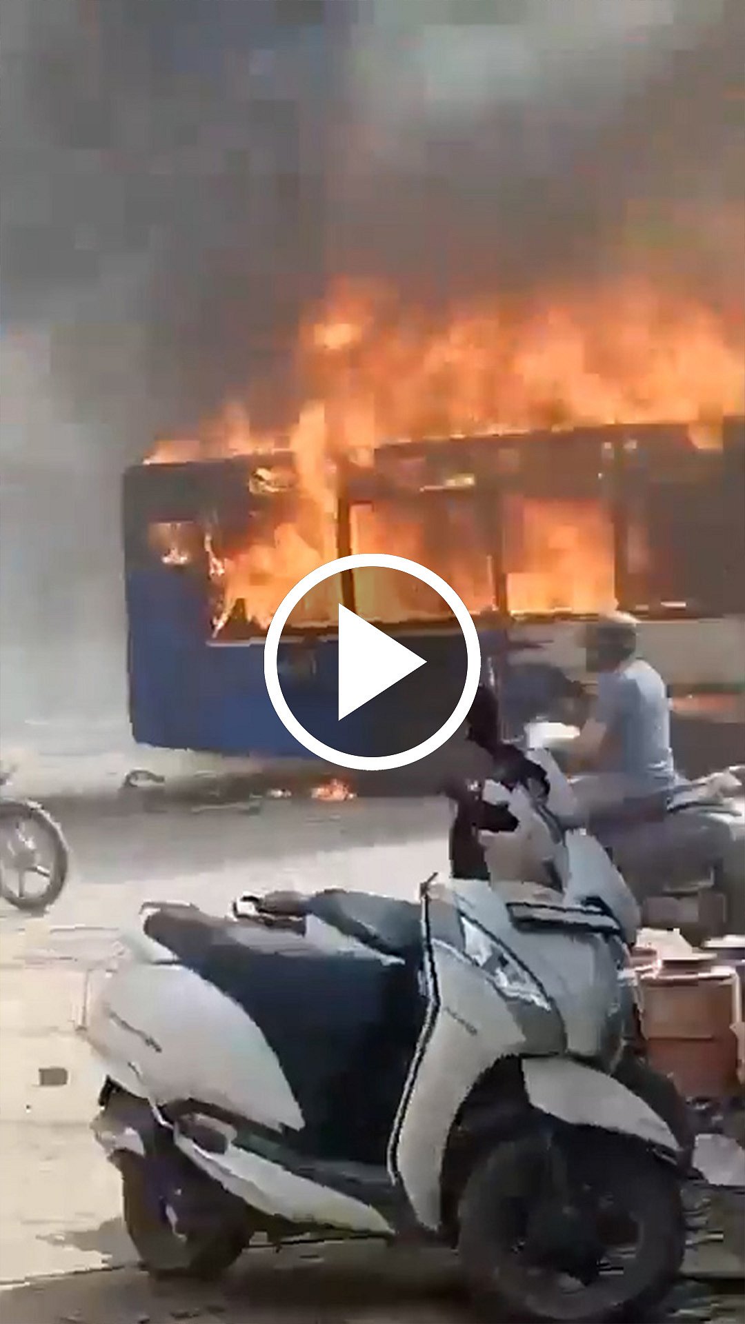 விபத்து ஏற்படுத்திய அரசுப் பேருந்துக்கு தீவைத்த மக்கள்! | delhi