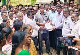 உதவி ஆட்சியா் அலுவலகத்தில் மனு அளித்த பல்கலை. ஆசிரியா், ஊழியா் கூட்டமைப்பினா்