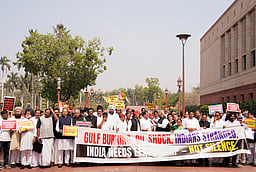 மேற்காசிய நிலவரம் மீது விவாதம் கோரி எதிா்க்கட்சிகள் அமளி: மக்களவை ஒத்திவைப்பு