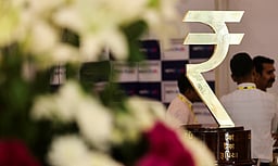 இந்திய ரூபாயின் மதிப்பு கடும் வீழ்ச்சி! ரூ. 92.33 ஆகச் சரிவு!!